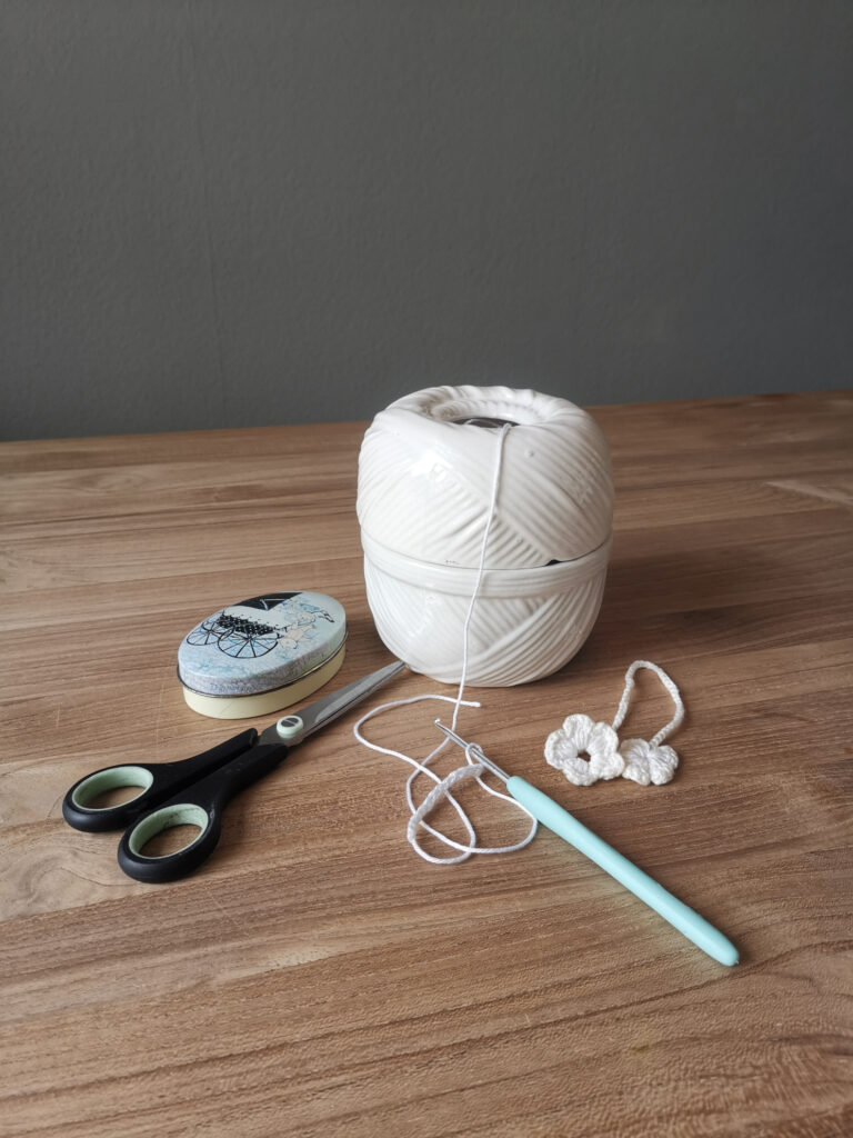*de keramieken bol wol houder* “Geweldig! Dit is hem! Deze had mijn oma vroeger.”