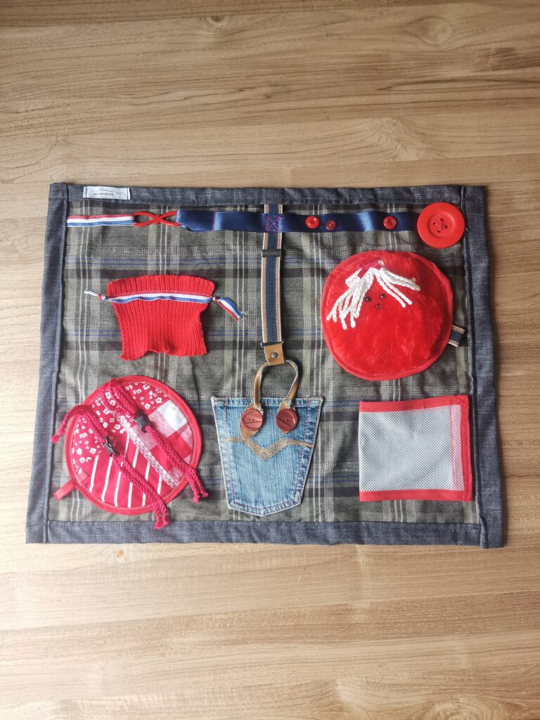 Voelkleed denim met rode accenten.